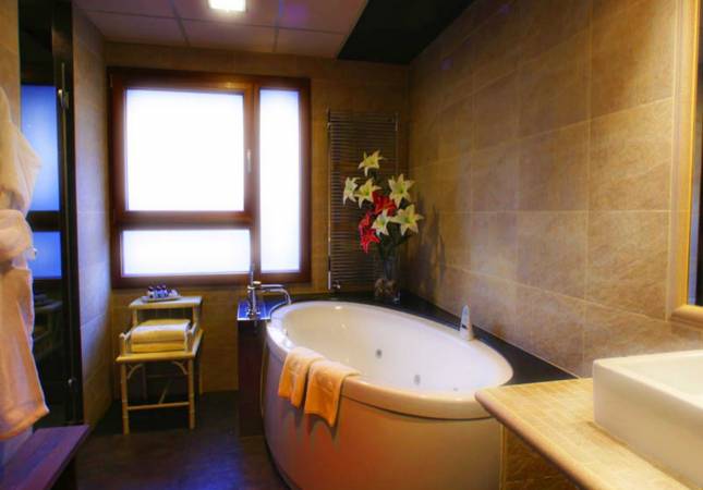 Románticas habitaciones en Hotel Roc Blanc. Disfruta  nuestro Spa y Masaje en Escaldes-Engordany
